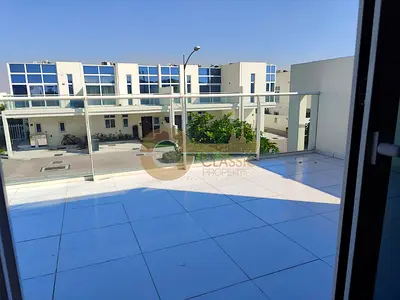 Proper Corner Unit| 3bed+maid Townhouse| Upgraded