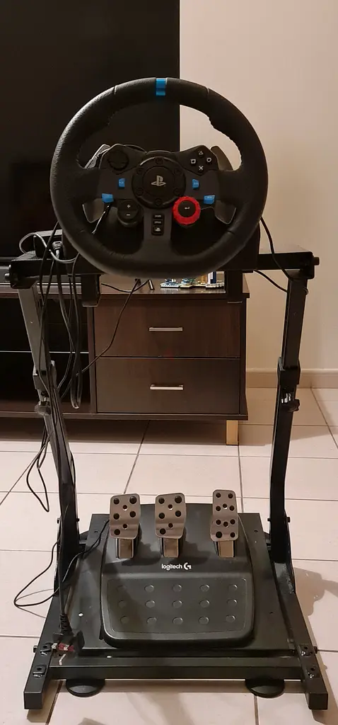 Logitech G29 Steering wheel with pedals and metal stand