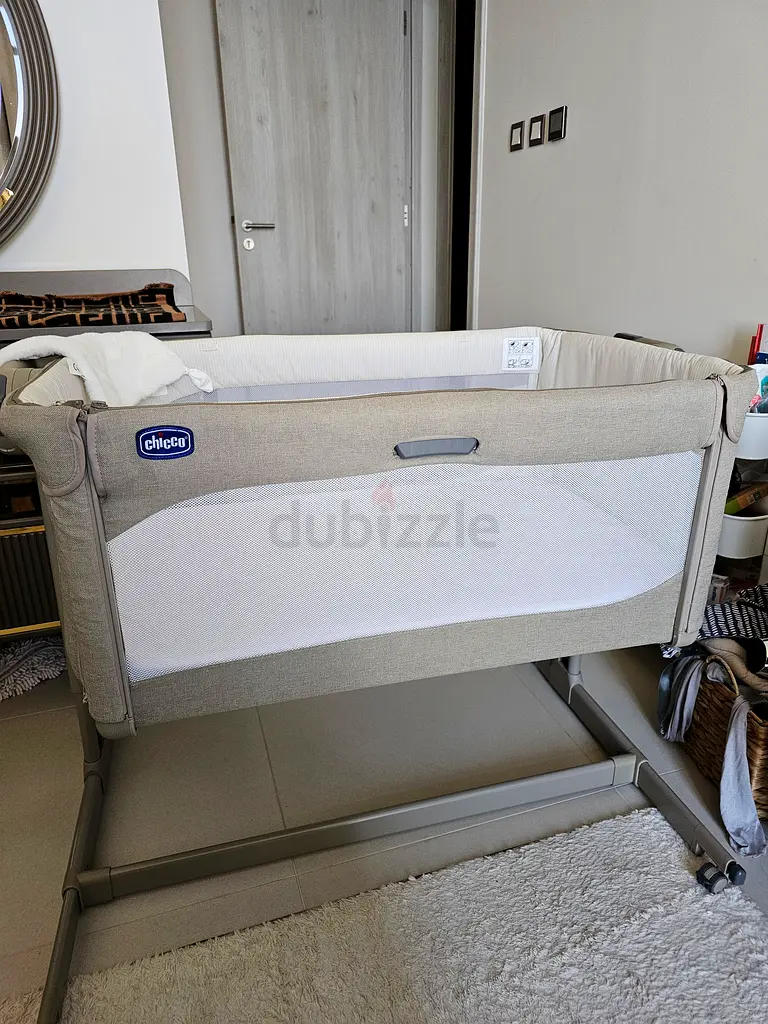 Chicco Next to Me Magic Crib x2 sheets and protective