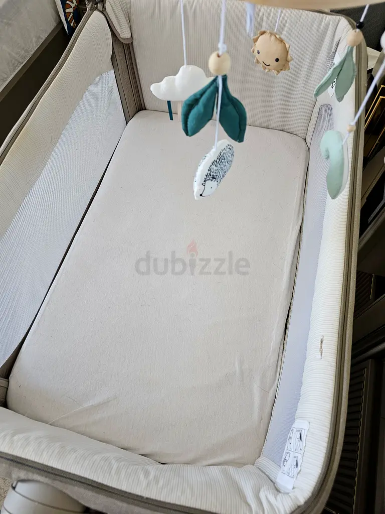 Chicco Next to Me Magic Crib x2 sheets and protective