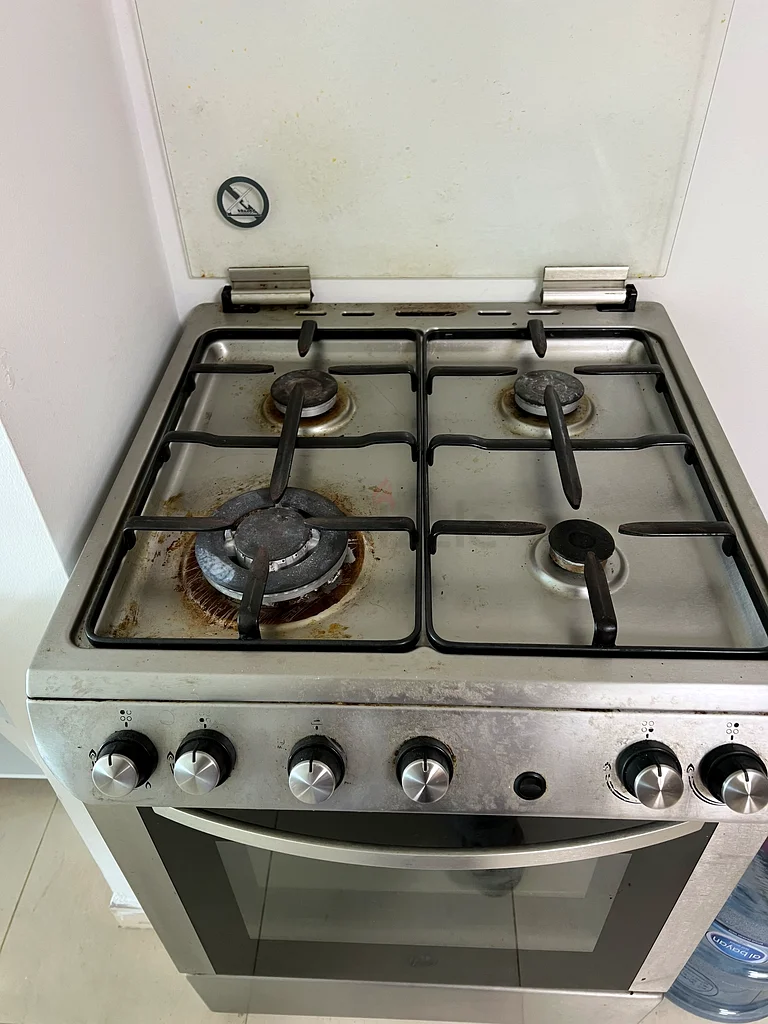 Gas cooker with oven