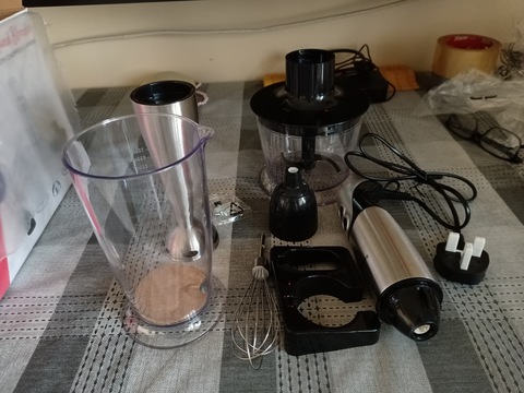 Frigidaire FD5108 220 Volt Hand Blender with Chopper & Whisk