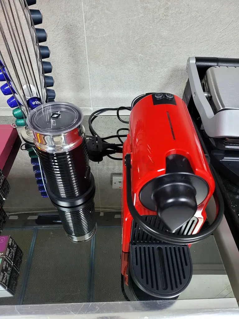 Nespresso INISSIA coffee machine with Milk Frother (and 180 Capsules