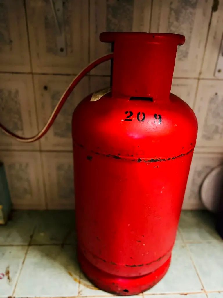 Gas cylinder and stove