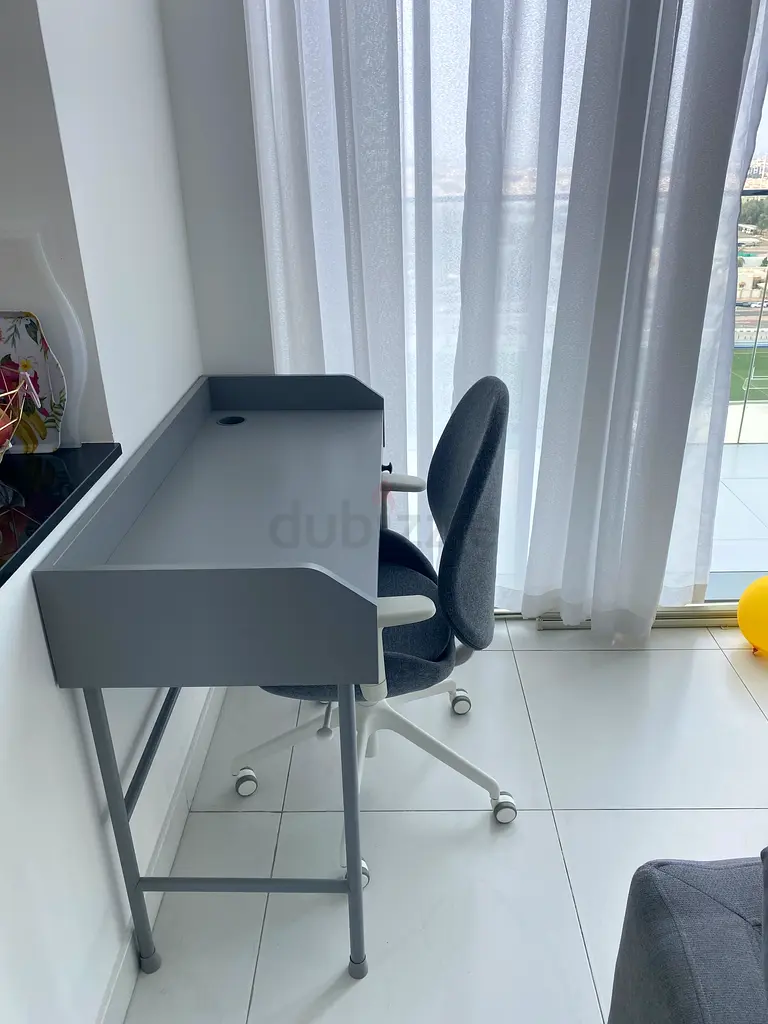 IKEA Hauga desk and Hattefjall desk chair دوبيزل