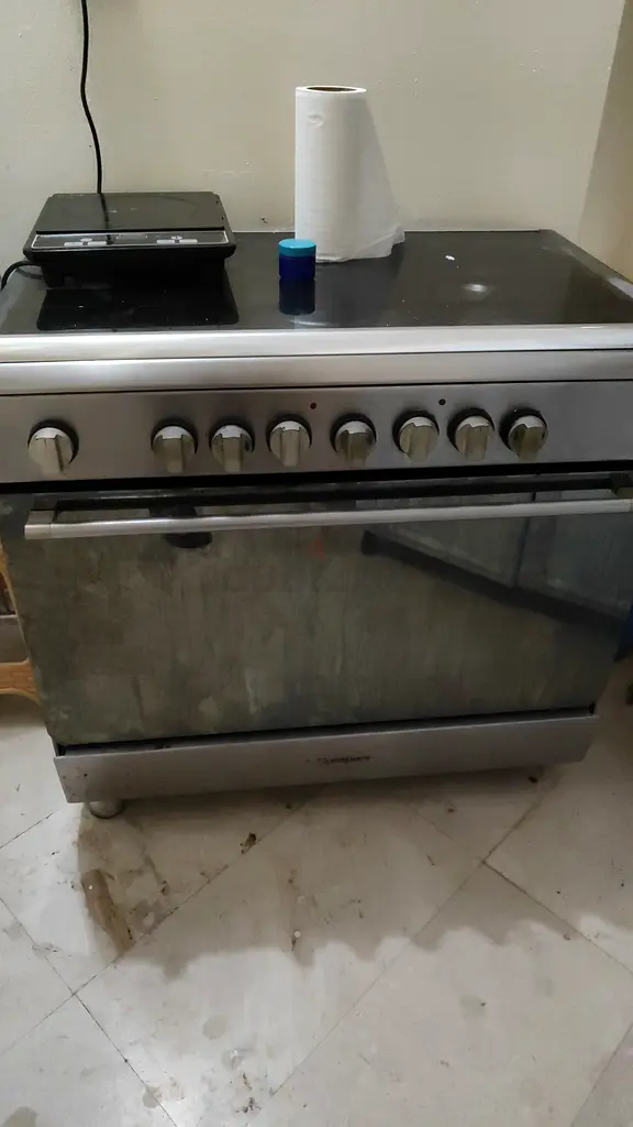 Cooking range with cylinder