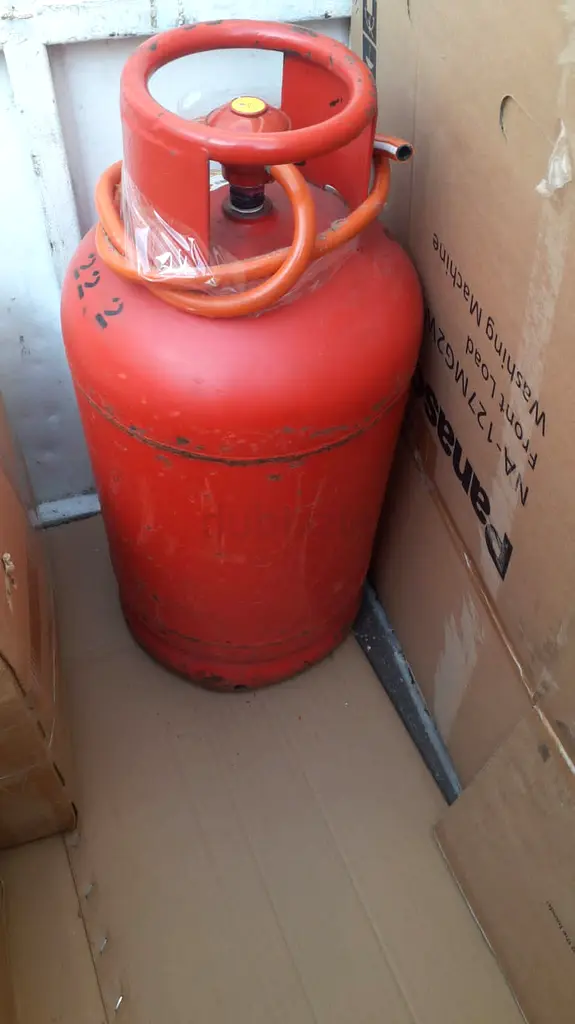 Dubai gas cylinder 20kg almost full with regulator + pipe