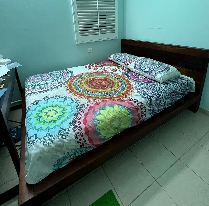 Solid wood elegant queen size bed frame/ cot