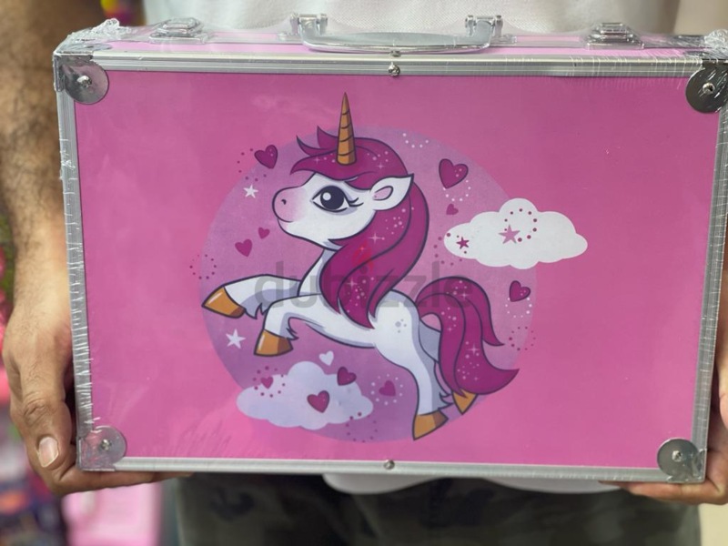 CHILDREN'S ART SET OF 145 PIECES In a pink case with a unicorn