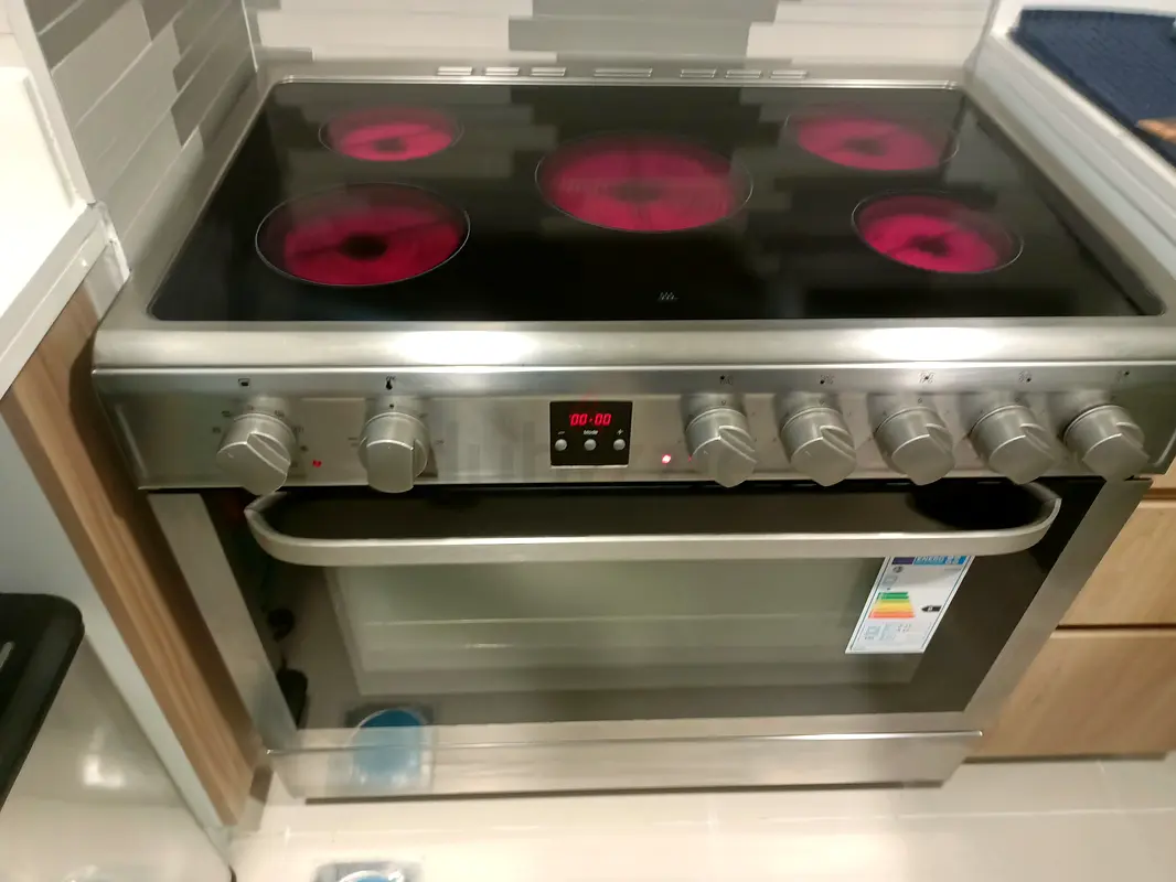 Free Delivery Hoover 5 Burner Electric Ceramic Cooking Range 90x60