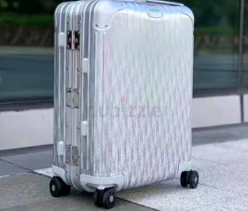 حقيبة سفر يدويّة من ديور وريمووا، باللون الفضي63233128599810111