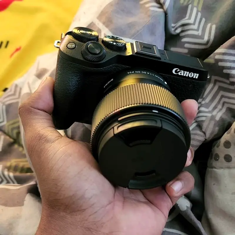 Canon M6 Mark ii + sigma 56mm + sigma 16mm + Kit lense + 1 extra