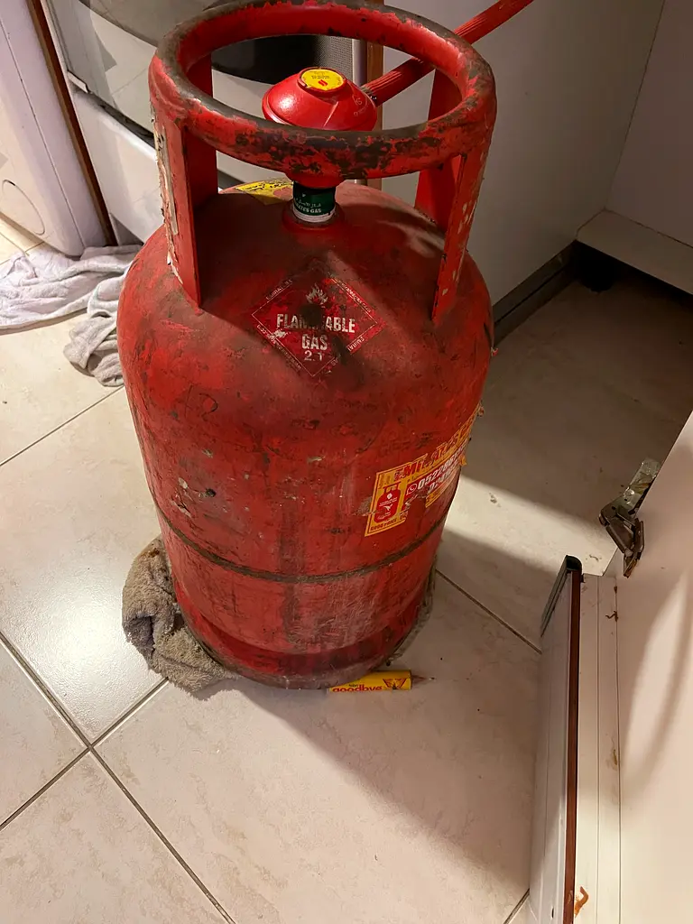 Gas cylinder medium size with regulator