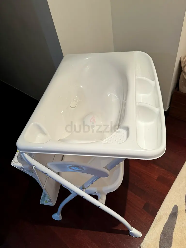 Changing table and bath tub for sale دوبيزل