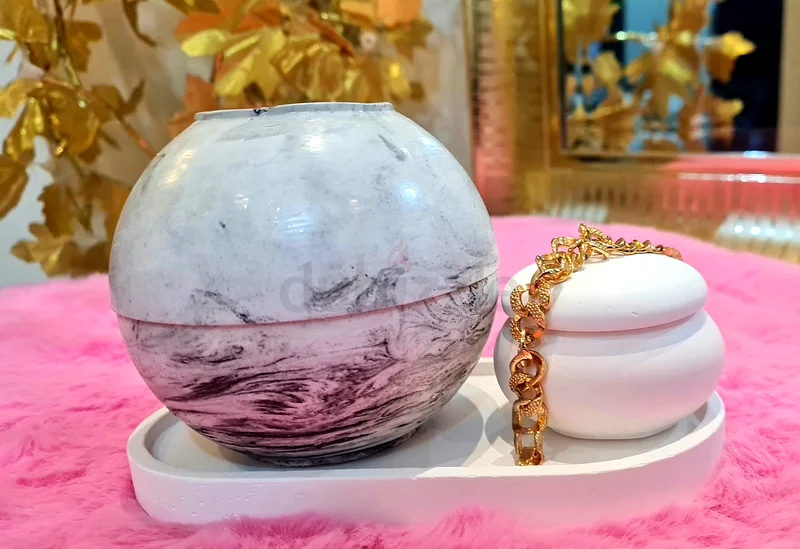 Incense burner to perfume the home63211430884865114