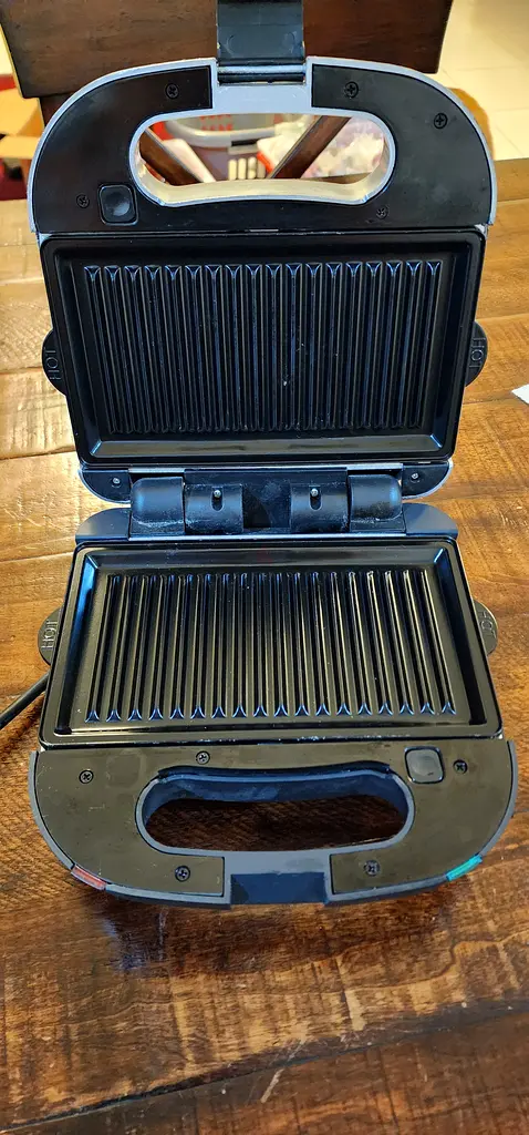 Russell Hobbs Sandwich Maker 700 watts