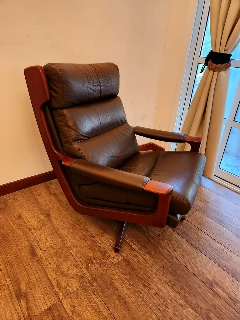 2 leather armchairs for sale