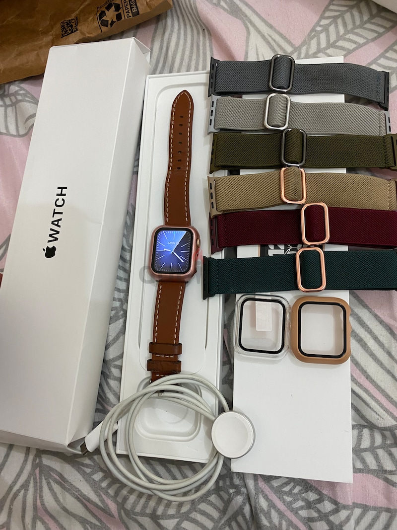 Apple Watch SE 40mm Comes with Original Box and Charger. dubizzle