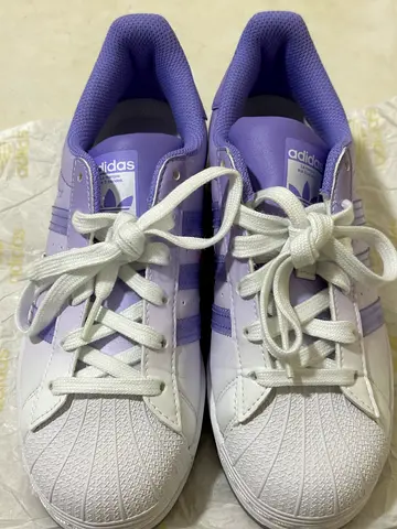 [ONLY SIZE 38 FR] Authentic ADIDAS Purple and White Ombré Superstar Shoes (GW2936)