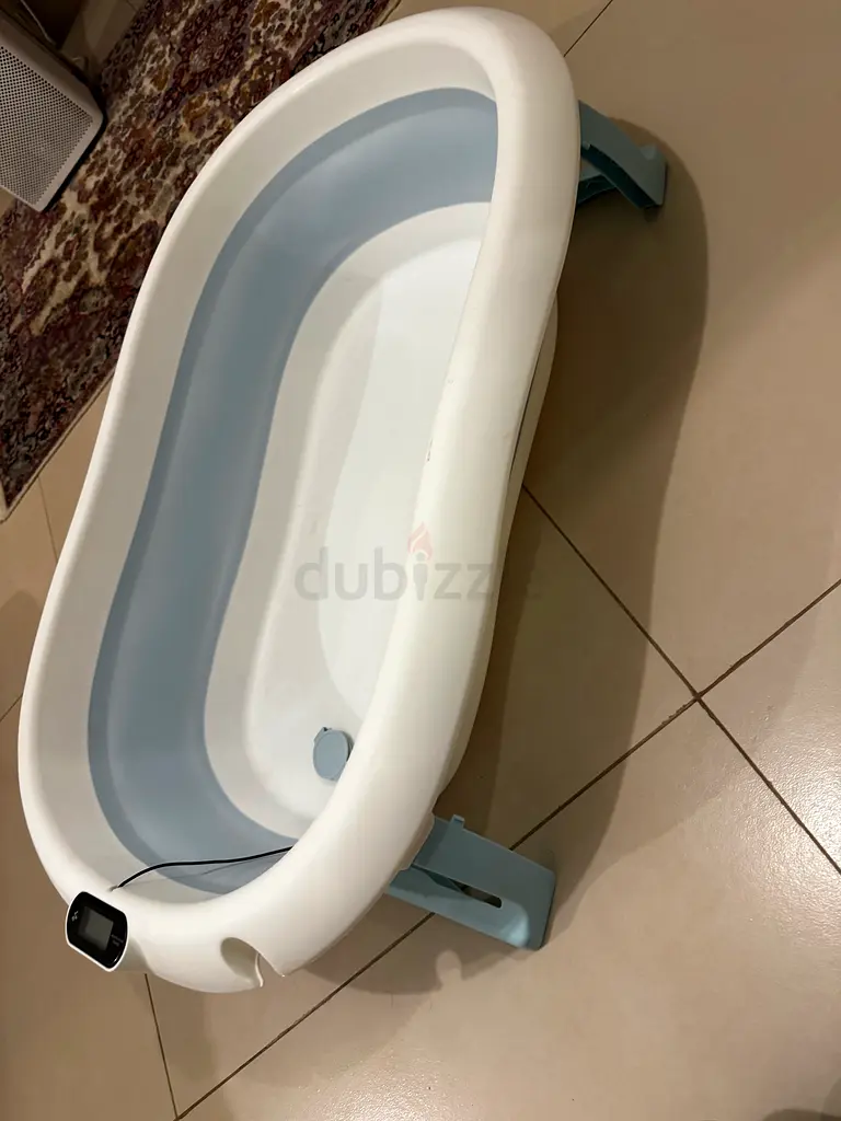 Baby bathtub basin with temperature control