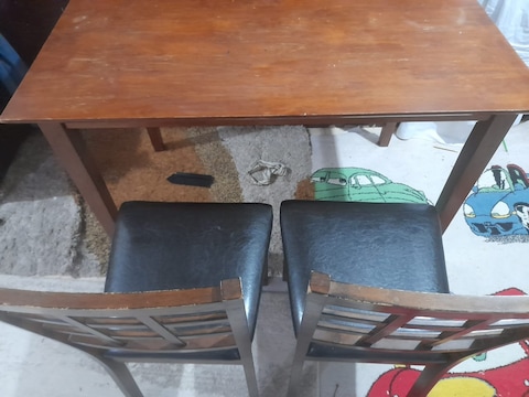 طاولة خشب و كرسيين