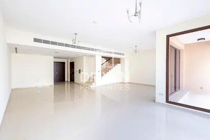 Bright And Well-maintained W/ Lake Views