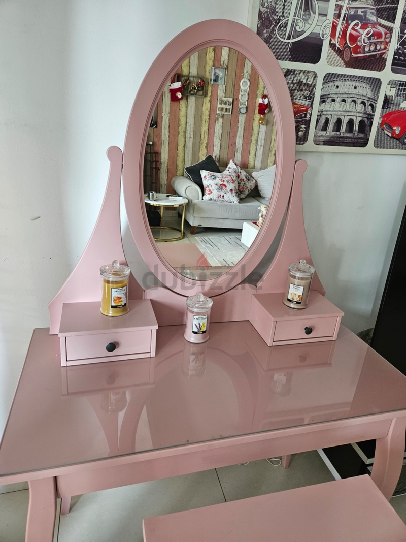 Dressing table outlet pink colour