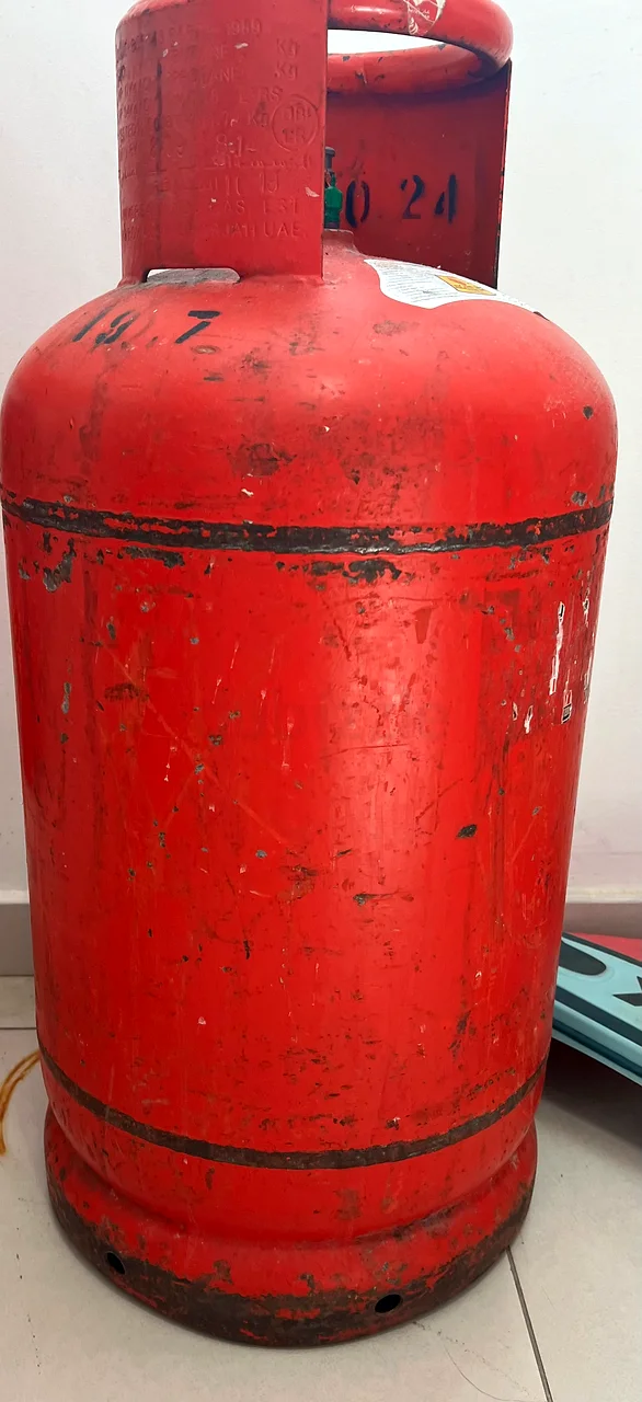 Gas cylinder medium size dubai 400 with regulator only