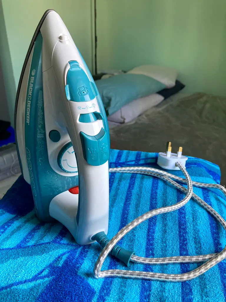 Like New Black and Decker 1750W Steam Iron