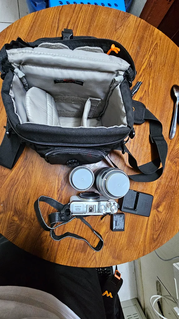 XA2 FUJI FILM MIRRORLESS CAMERA