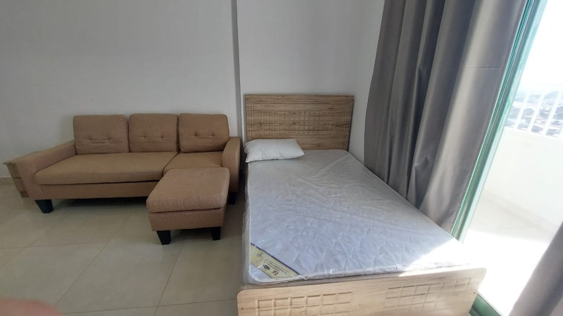 Studio Fully furnished, utilities, Internet, Parking and pool access inclusive monthly rental