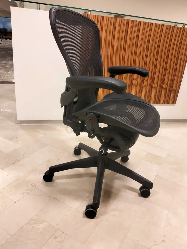 Im selling Herman Miller chair size B good condition