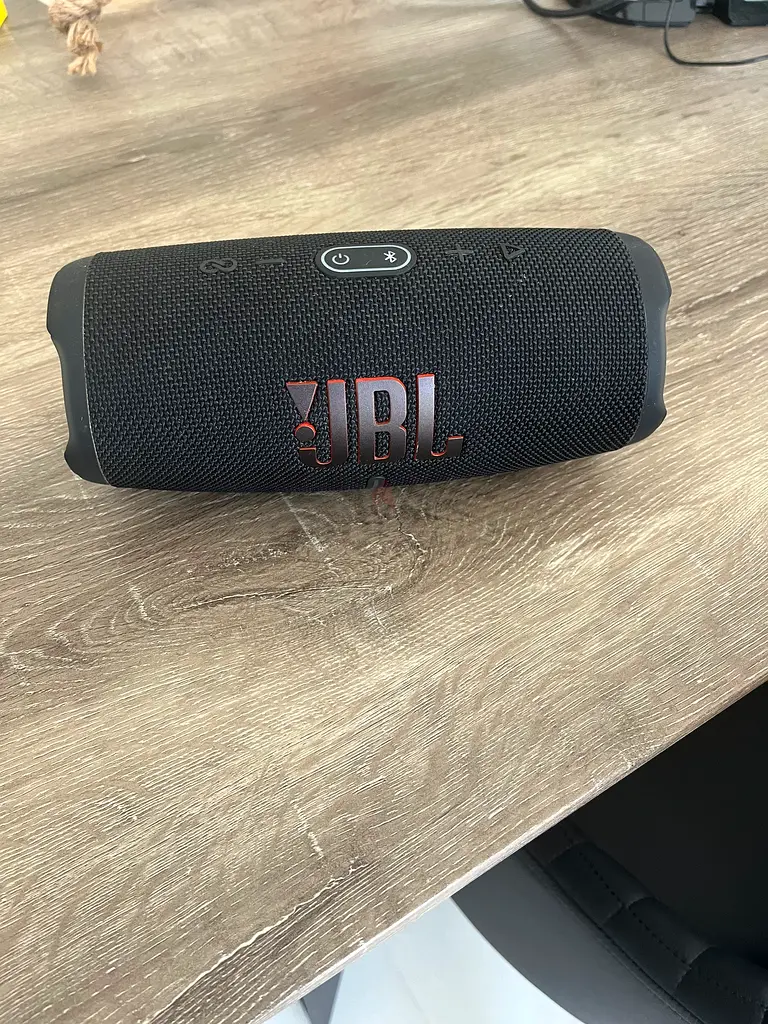 JBL Charge 5 speaker like new