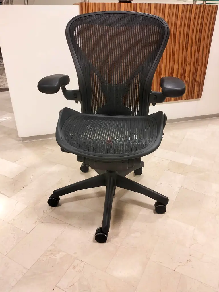 Im selling Herman Miller chair size B good condition