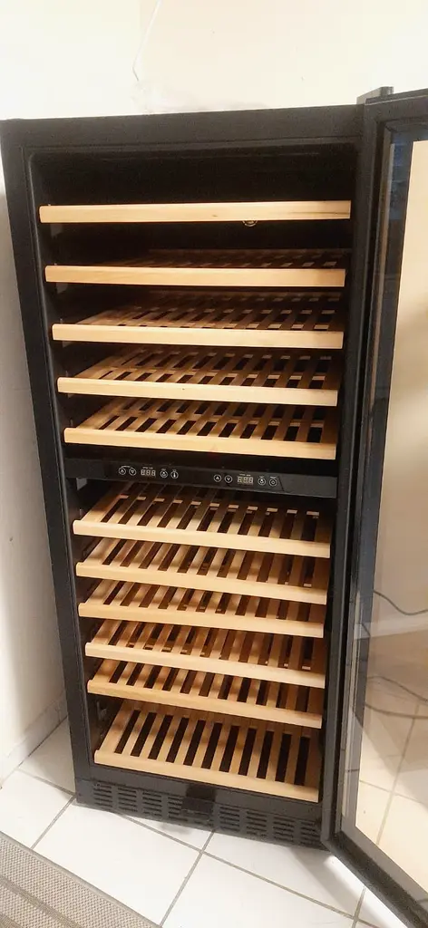 Terim wine fridge few months used like brand new condition