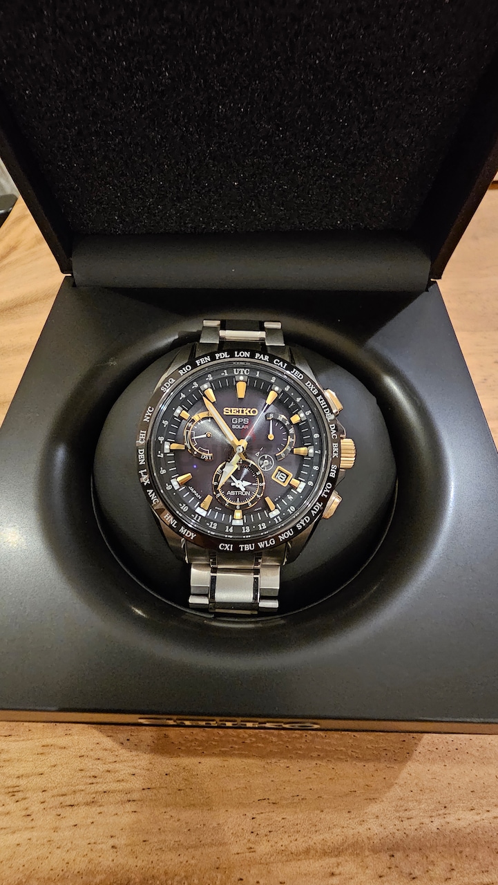 Seiko astron gps top solar chronograph sse007