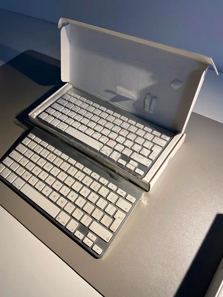 2 apple keyboard Battery operated
