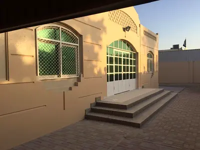 للإيجار بيت بالشارقة منطقة الحومة موقع مميز قريب من كل الخدمات