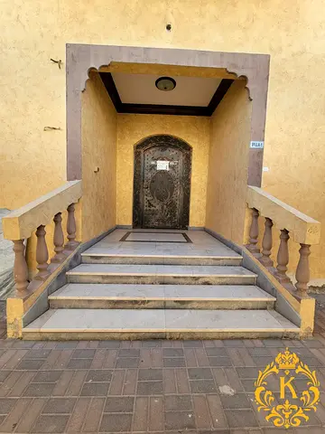 Spacious Three Bedroom Hall Availabe With Good Price Neat And Clean Villa Close To Mazyed Mall
