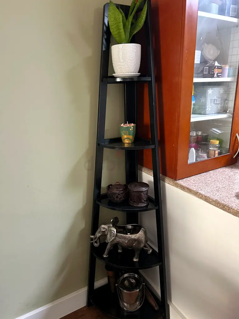 Corner shelf unit