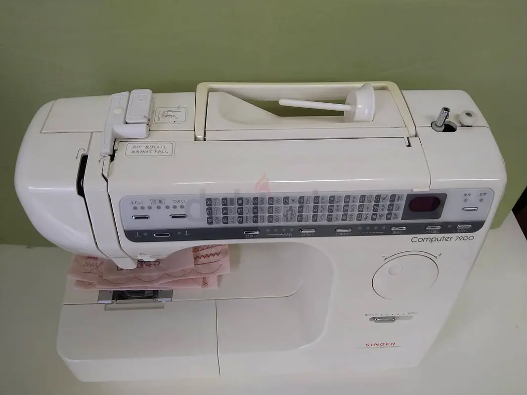 Sewing machine singer