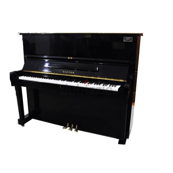 Victor deals upright piano