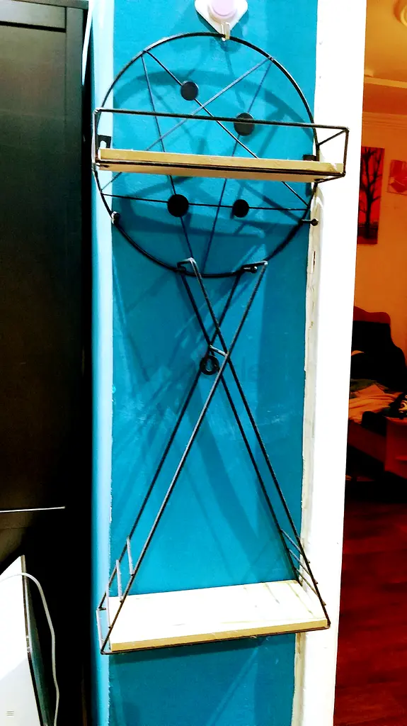 2 Decorative shelves