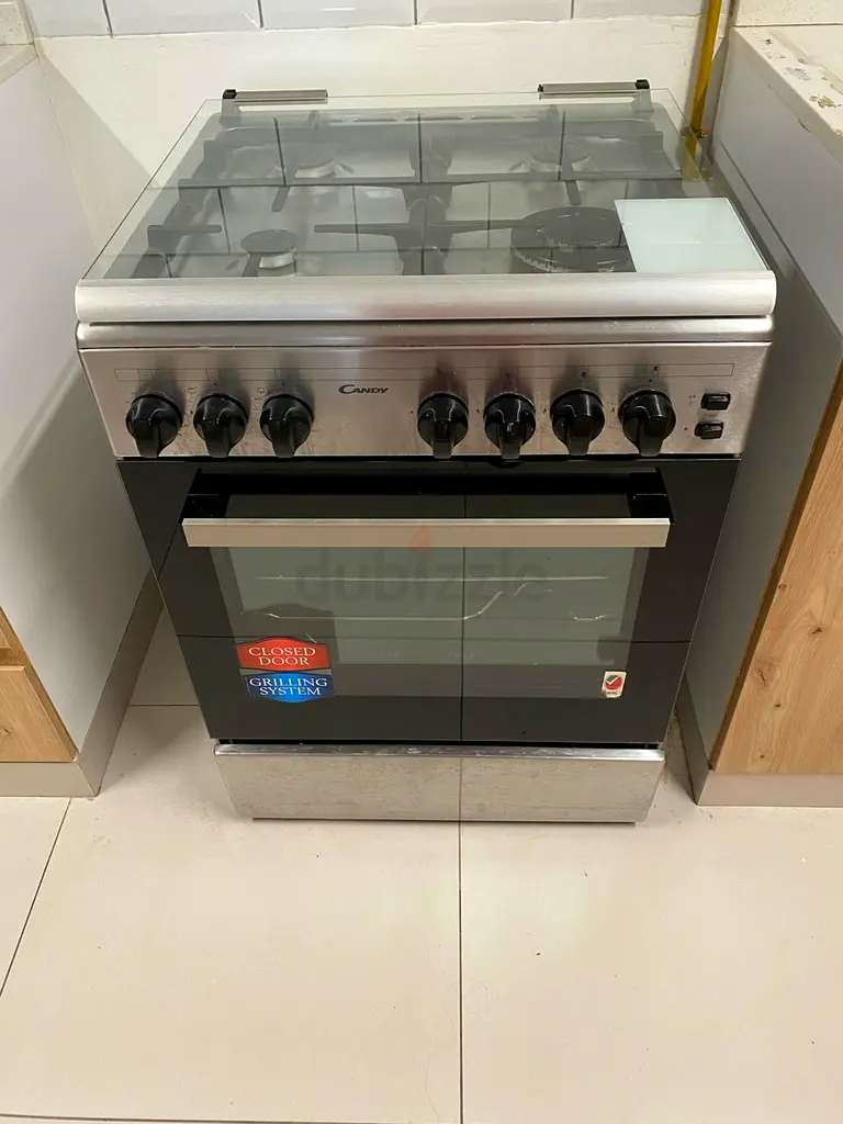 Kitchen gas cooking range with grill