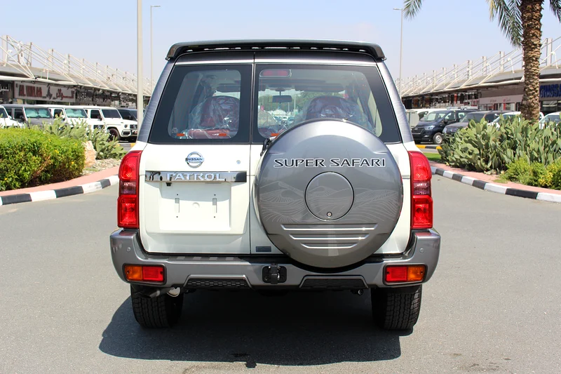 NISSAN PATROL SUPER SAFARI  جير عادي الأسطورة  ALOSTOWRA  EDITION M/T 2024 MODEL GCC DEALAR WARRANTY63233101973507114