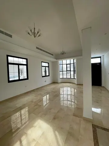 5 Bedroom Hall Villa With Central Ac In Jumeirah 1