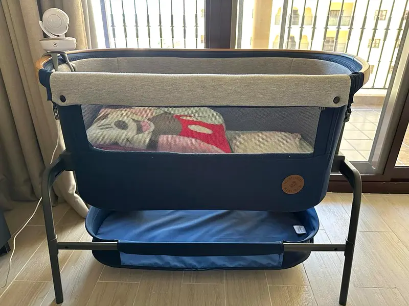 MaxiCosi Iora Co Sleeper Bedside Crib with Mattress and Meshed, Blue