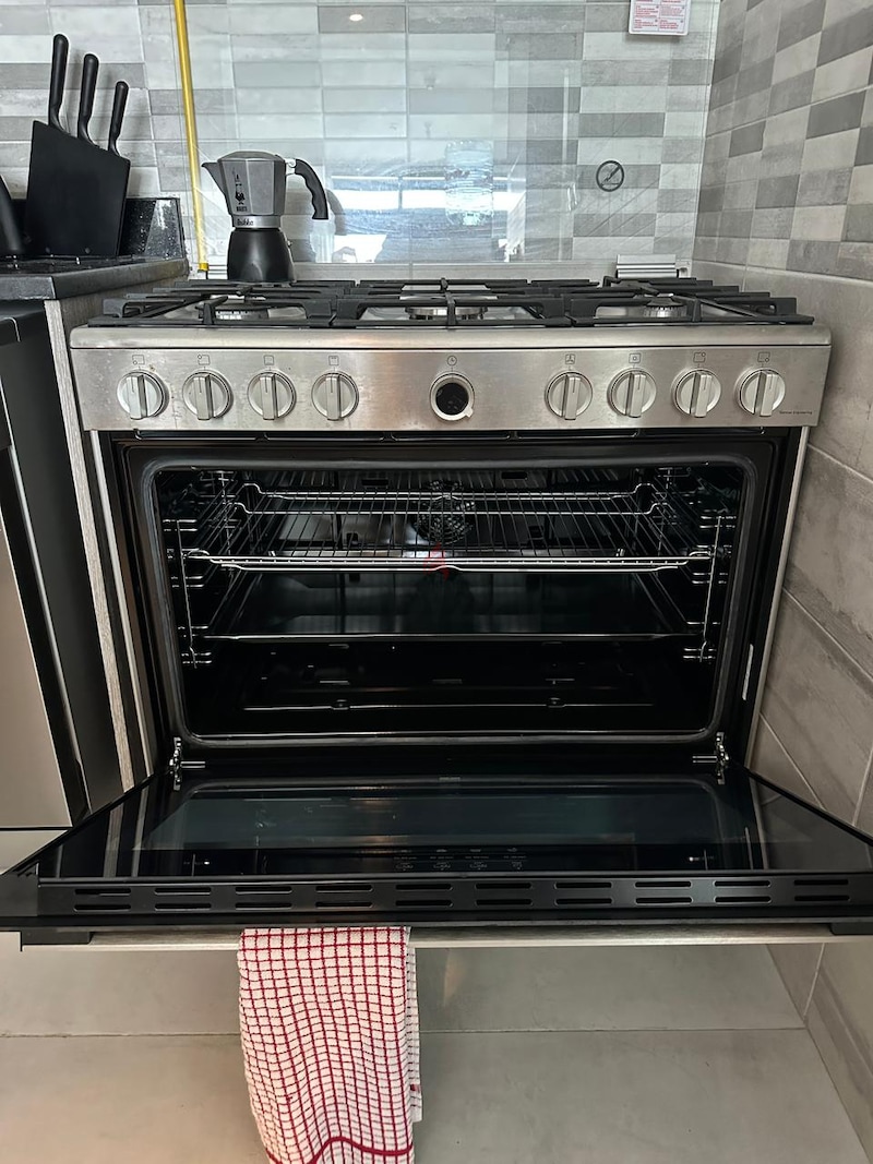 Bosch Stove and Oven (gas powered) | dubizzle