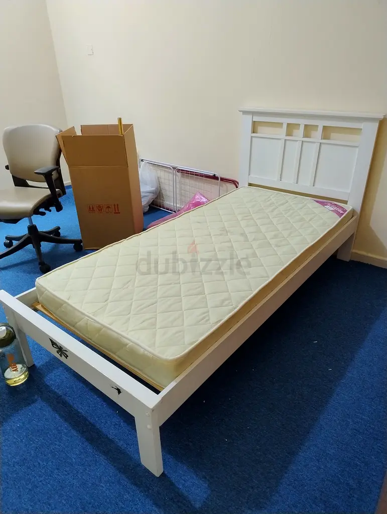 Single bed with Mattress