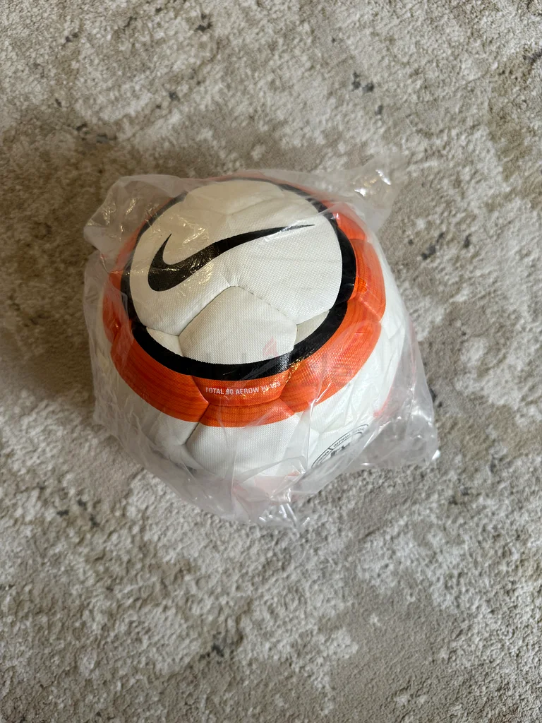 Nike total 90 aerow, Premier League swift 05-06 (match ball)63248760747009112